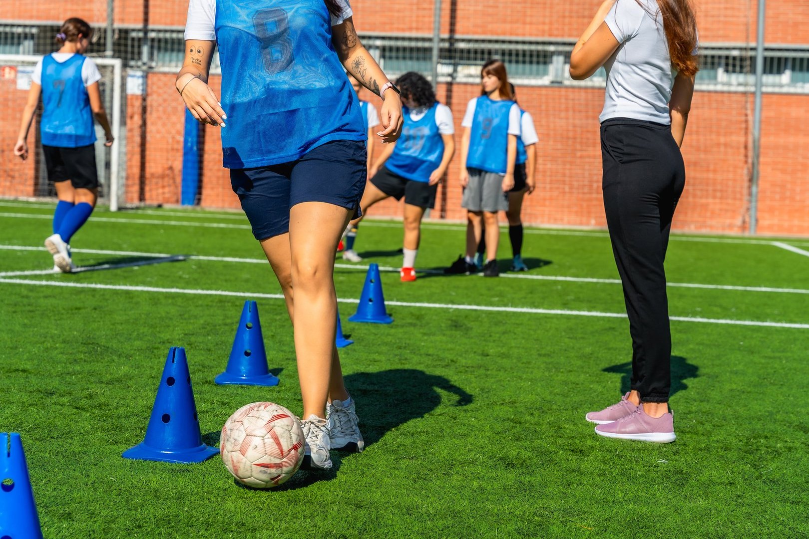 Jugadoras en sesión de entrenamiento - driblando entre conos