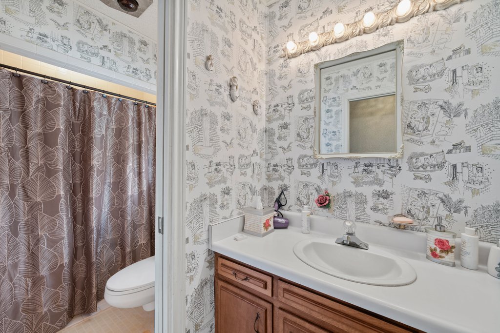 699 Floral Avenue property view