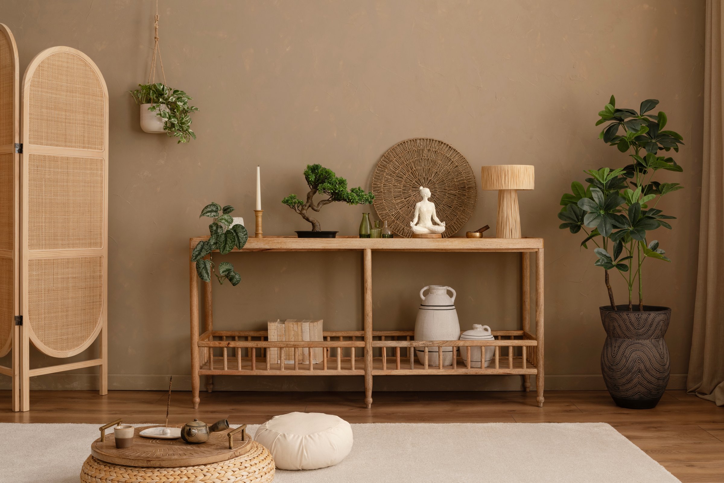 Natürliche Holzmöbel mit Yoga-Skulptur und Pflanzen für Wellness-Atmosphäre