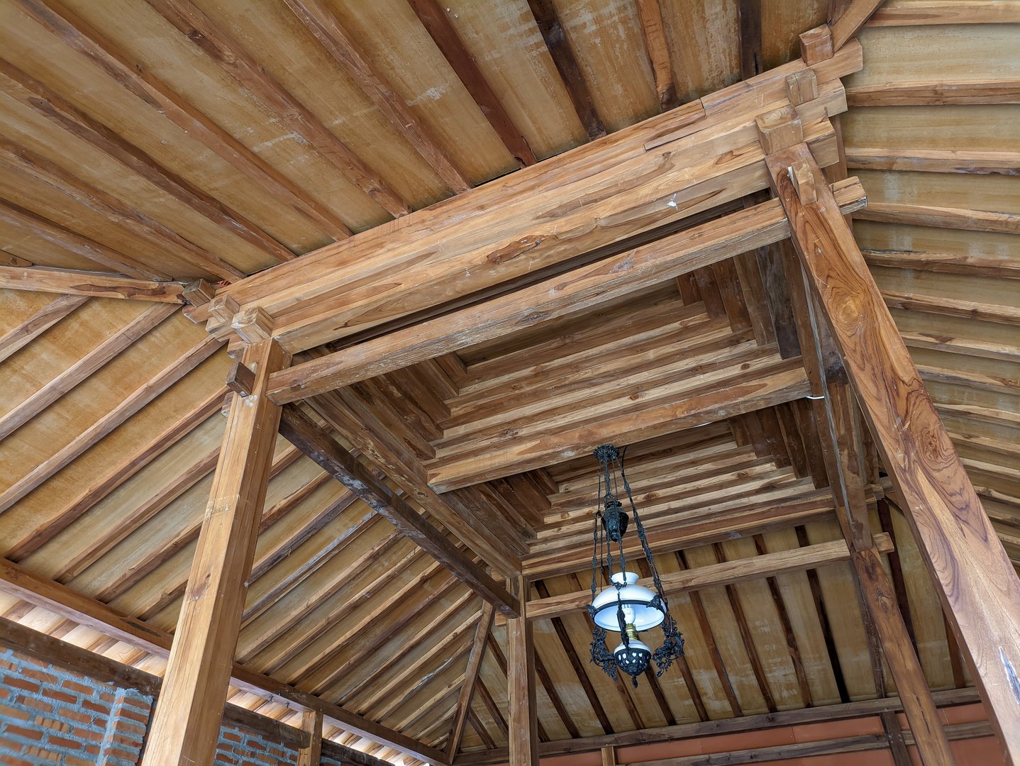 Joglo is the name of a traditional Javanese house. The interior of the Joglo roof is teak wood with antique glass lamps.