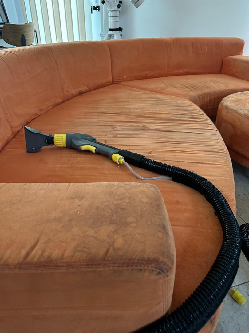 Sofa vor der Reinigung