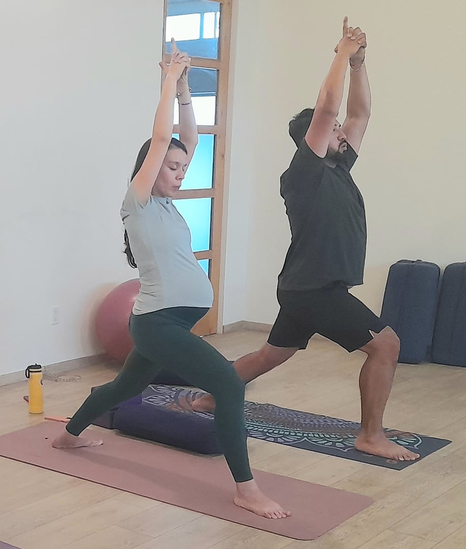 Pareja embarazada en el programa Nacer con Amor