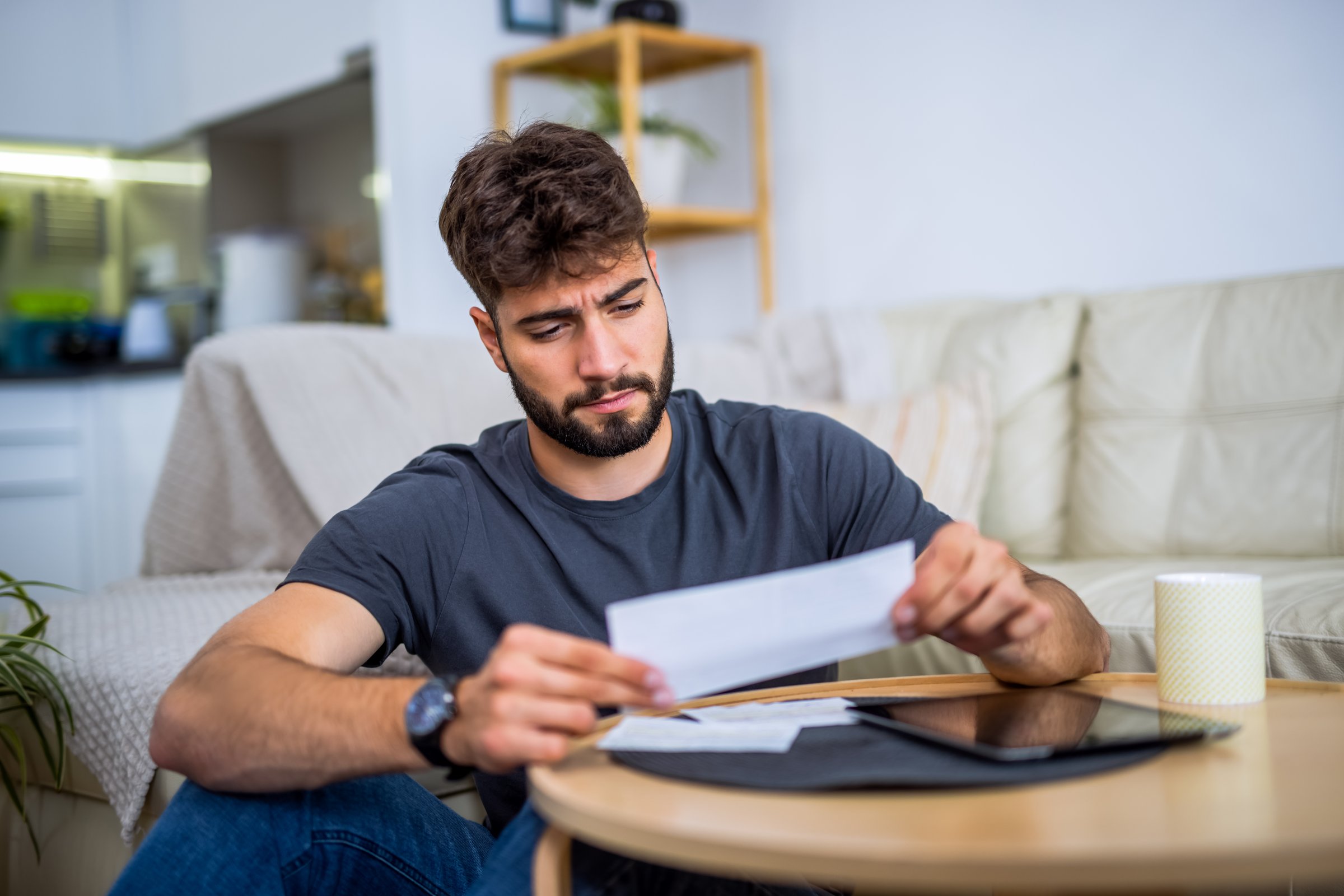 مشکلات حساب‌ بانک خارجی برای ایرانیان - ایرانی نگران با اسناد مالی و مشکلات بانکی در خارج از کشور