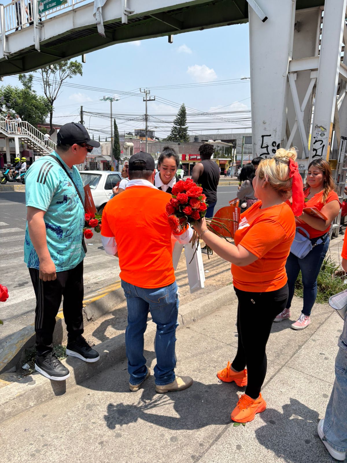 Día de las Madres - Regalando flores a las madres de Tecámac