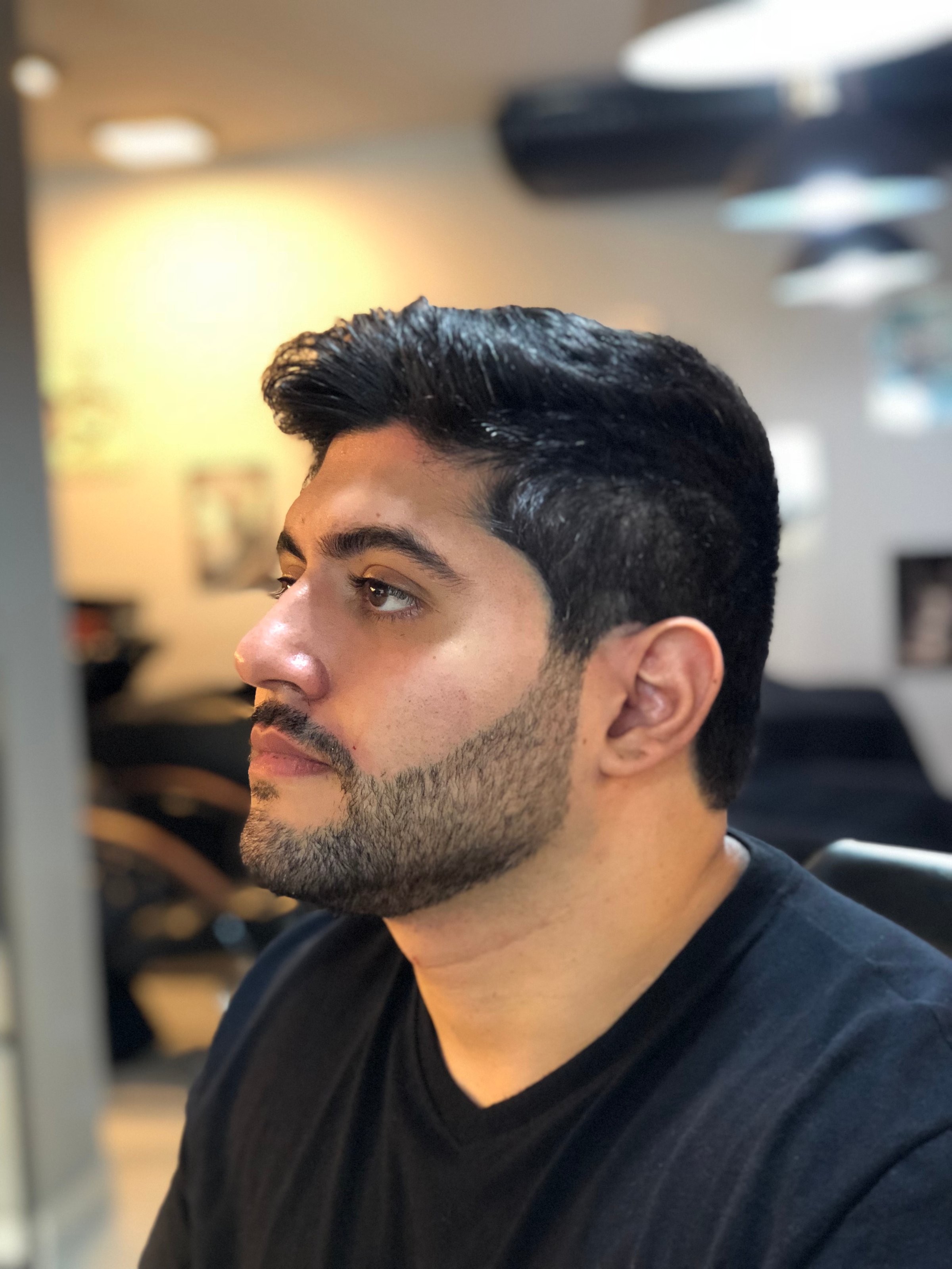 Profissional KGYMA Barber realizando corte de cabelo