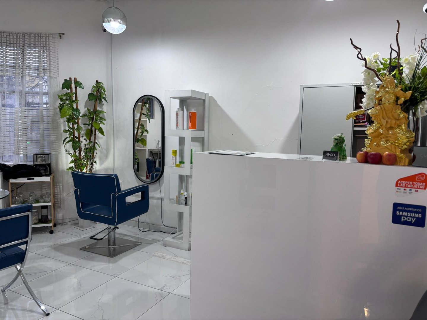 Interior del salón HE-GO con sillas de estilismo y ambiente profesional