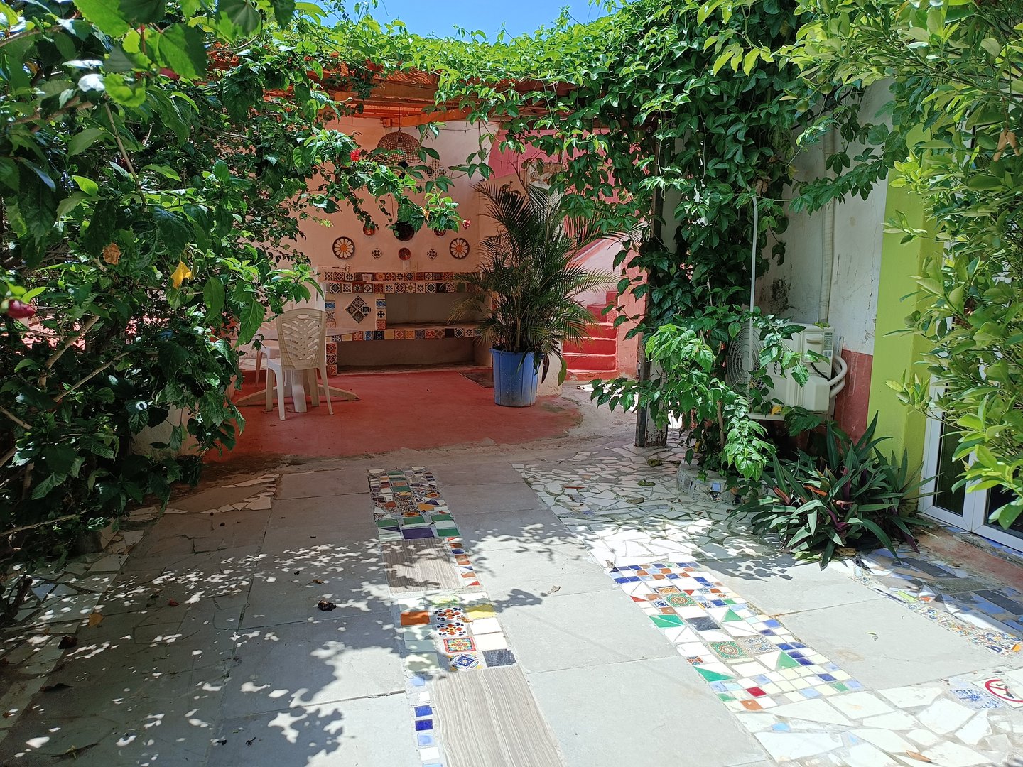 Patio de entrada principal compartido con otros huéspedes