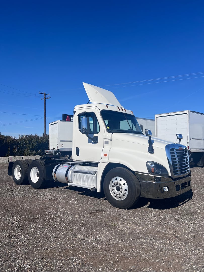 2018 Freightliner Cascadia 113 Day Cab - IMG_1058
