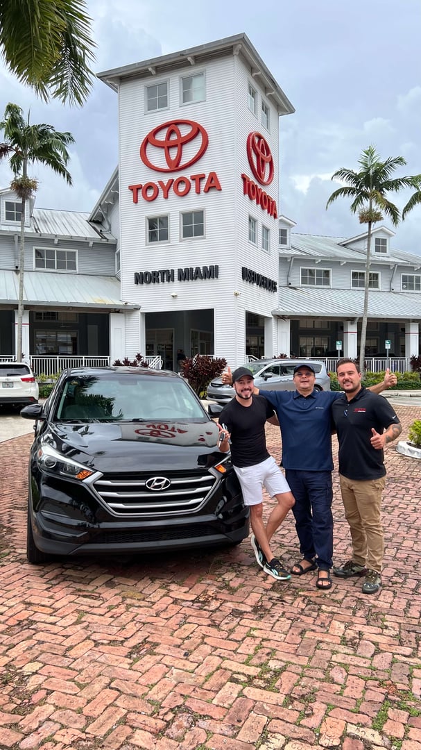 Cliente orgulloso con su vehículo recién comprado