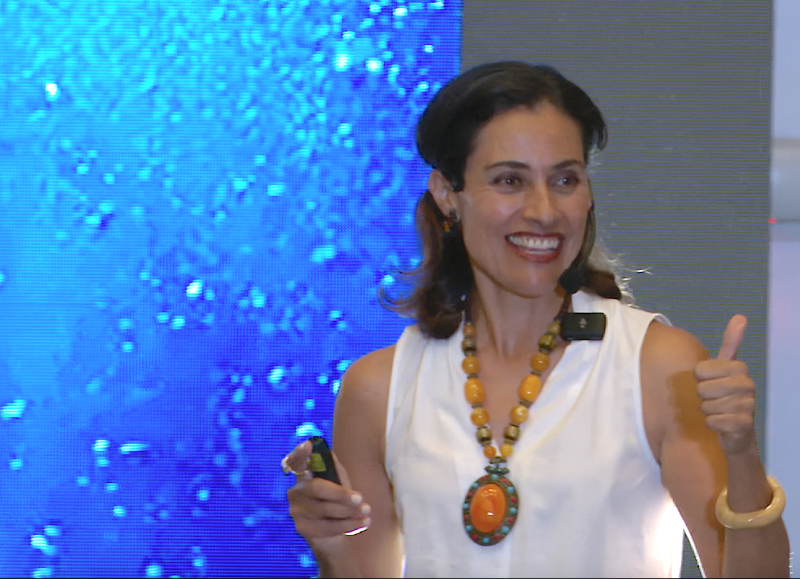 Ana García G presentando