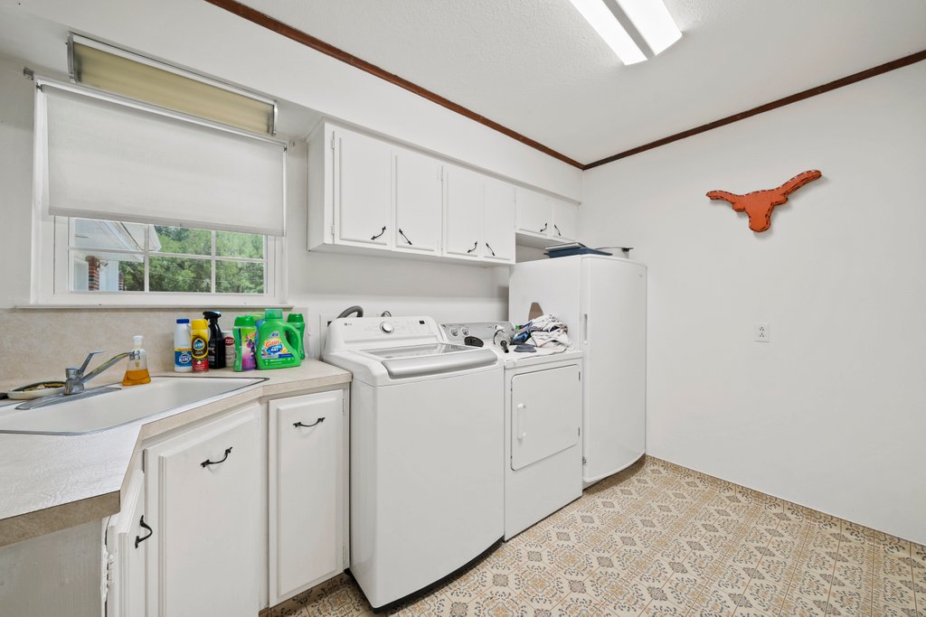 699 Floral Avenue property view