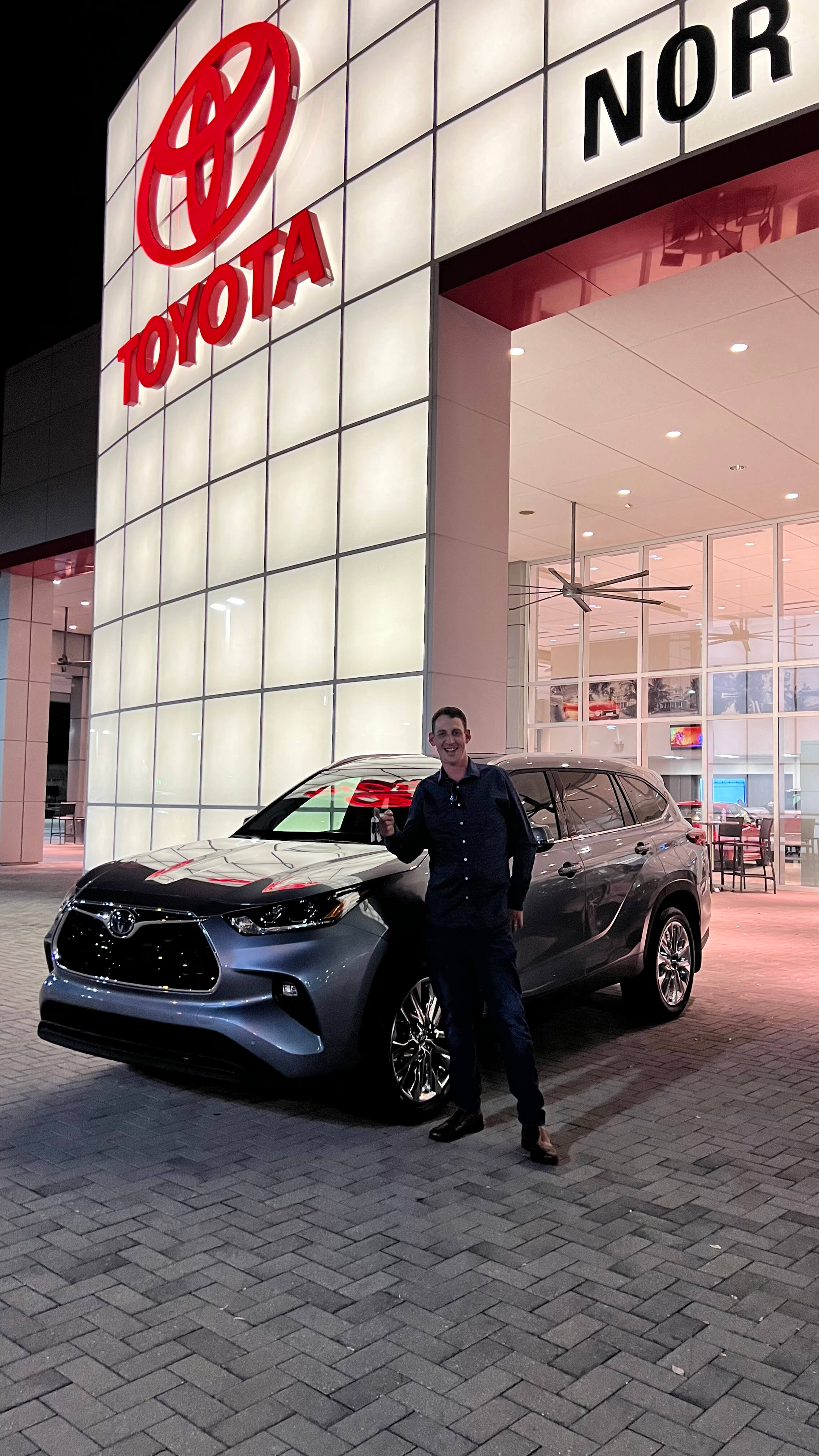 Cliente orgulloso posando con su nueva adquisición