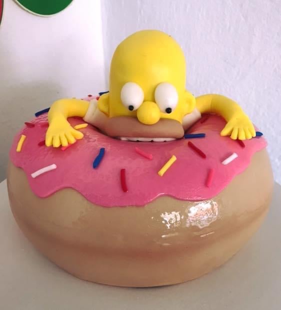 Pastel artístico con decoración creativa