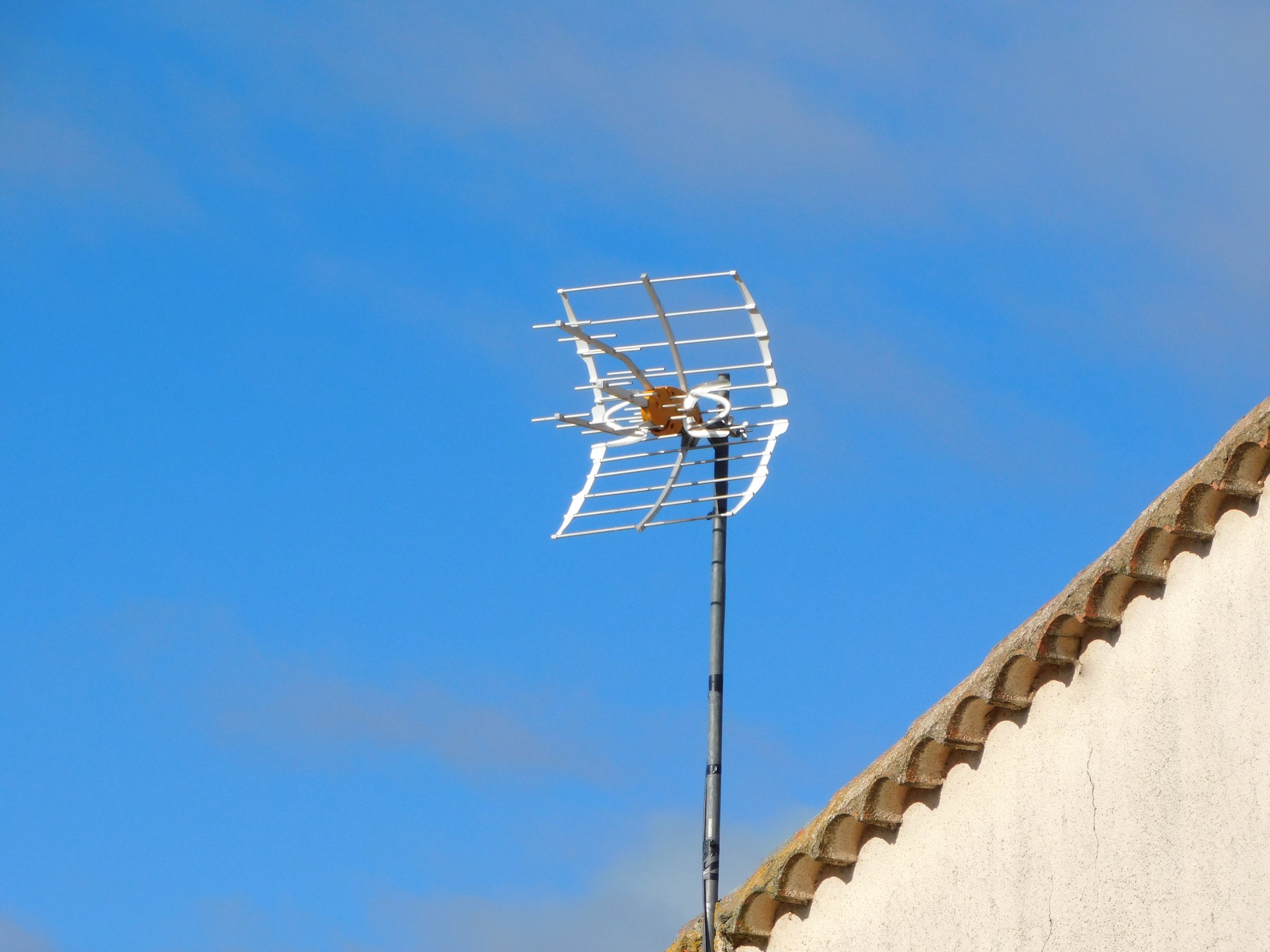 Rooftop television antenna