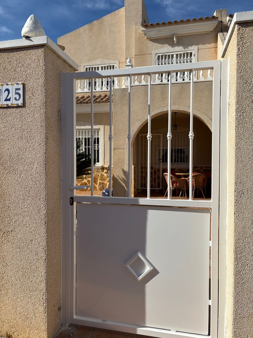 Metal reinforced gate 2026 - view 3