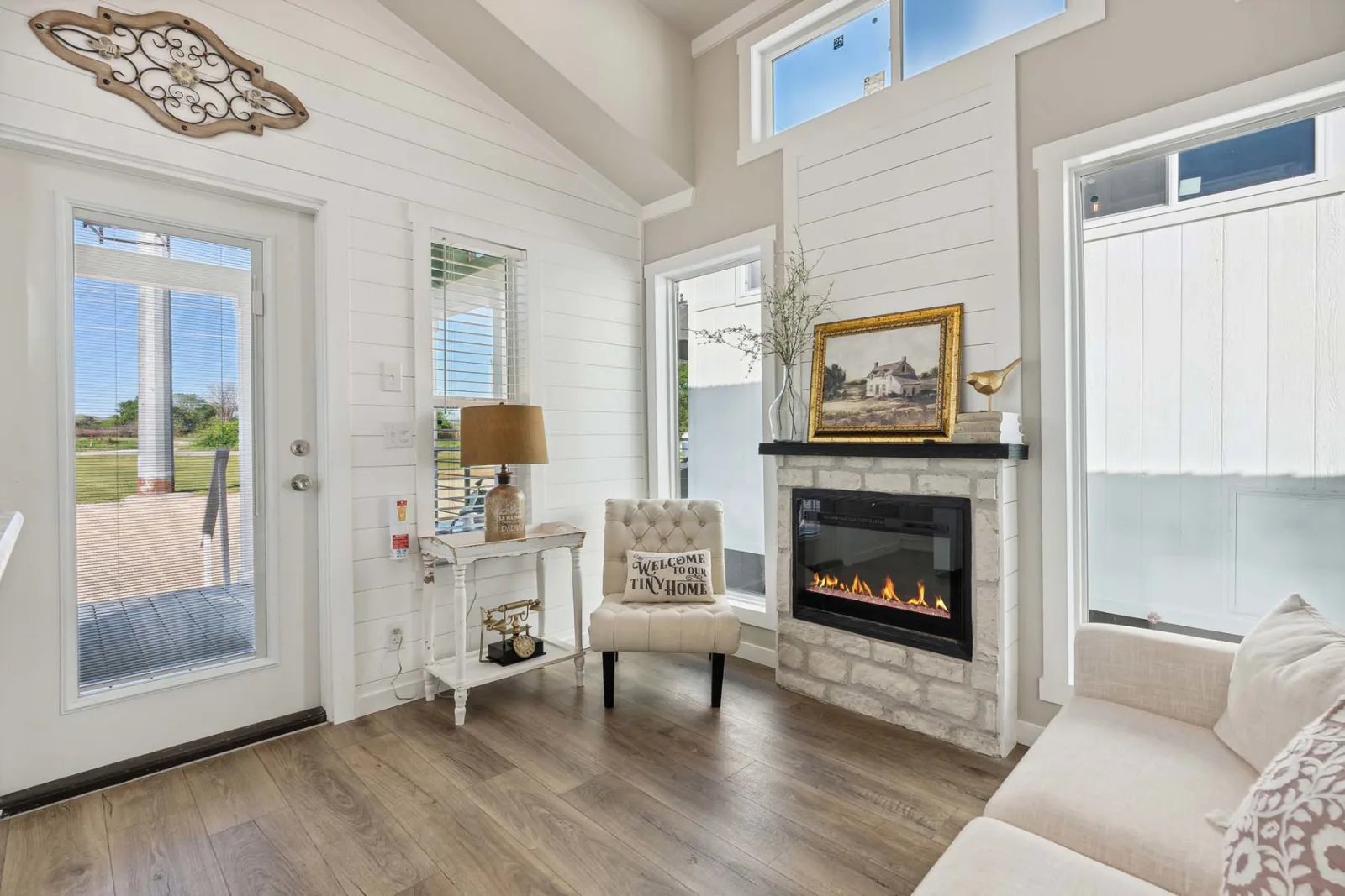 Champion 522A Living Room Interior