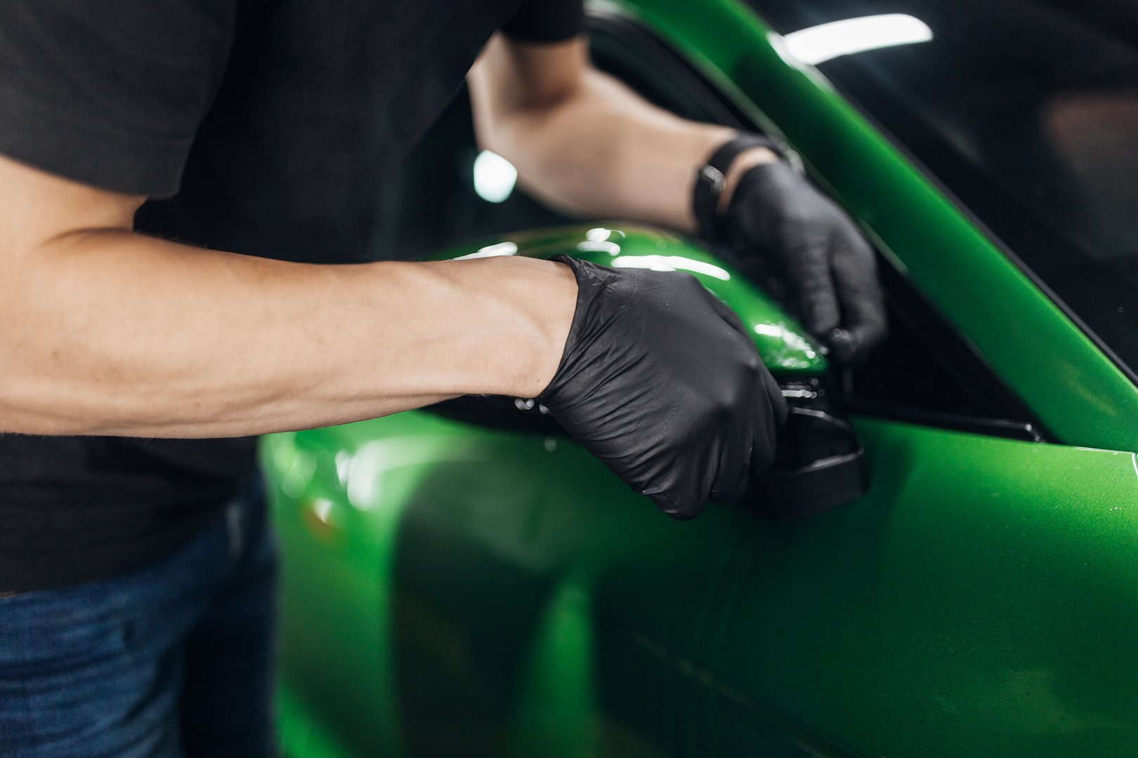 Man wrapping car with protection tint