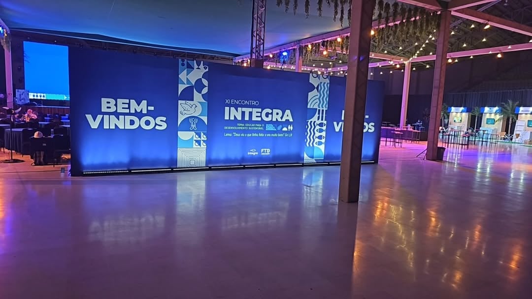 Backdrop profissional para palco de eventos corporativos em auditório