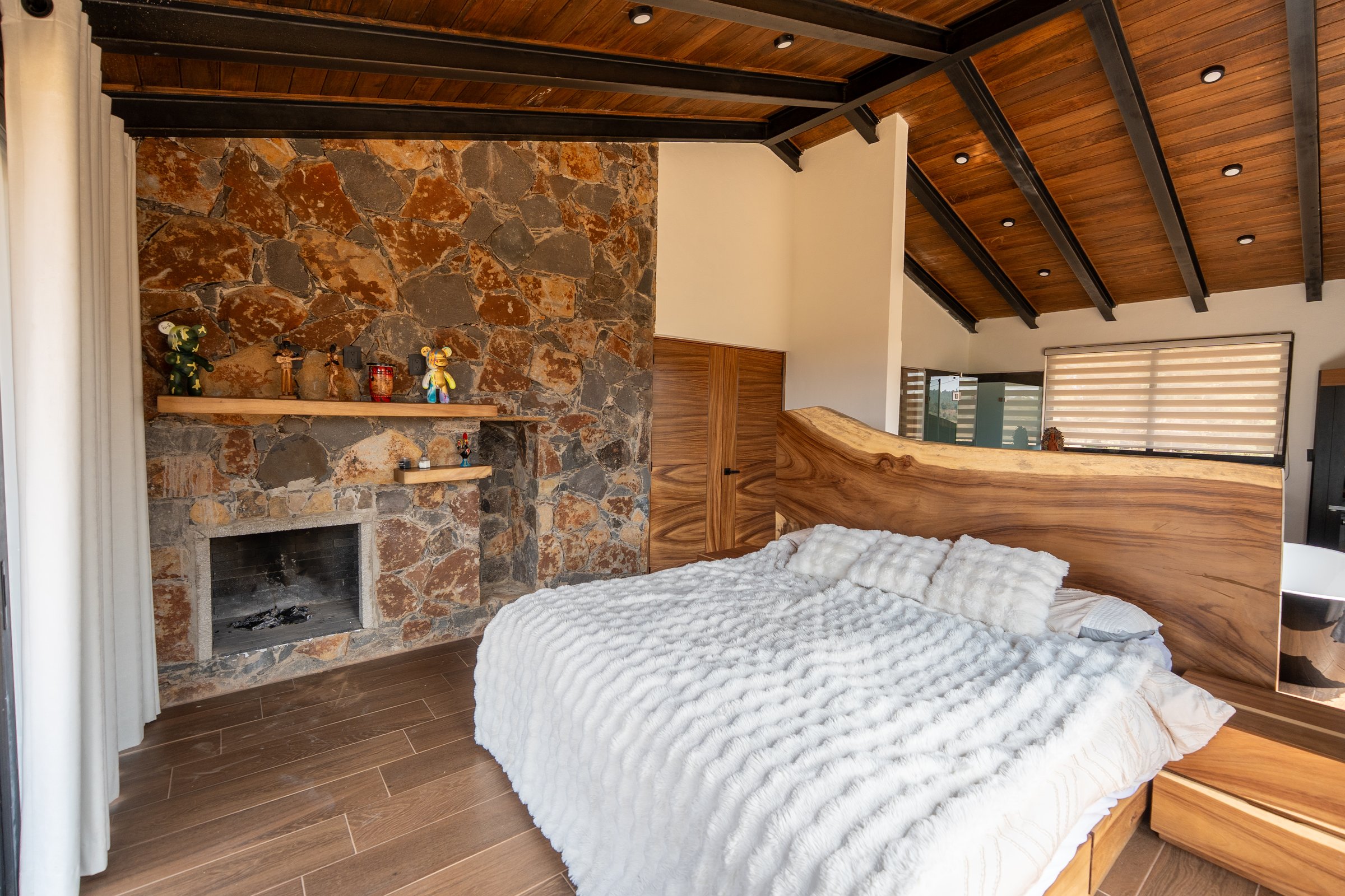 Habitación king size hotel Quinta El Descanso Tapalpa jacuzzi tina chimenea Ferreria Tula Atemajac Brizuela