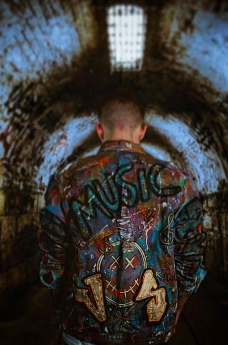 Raquel Cowgirl criando arte