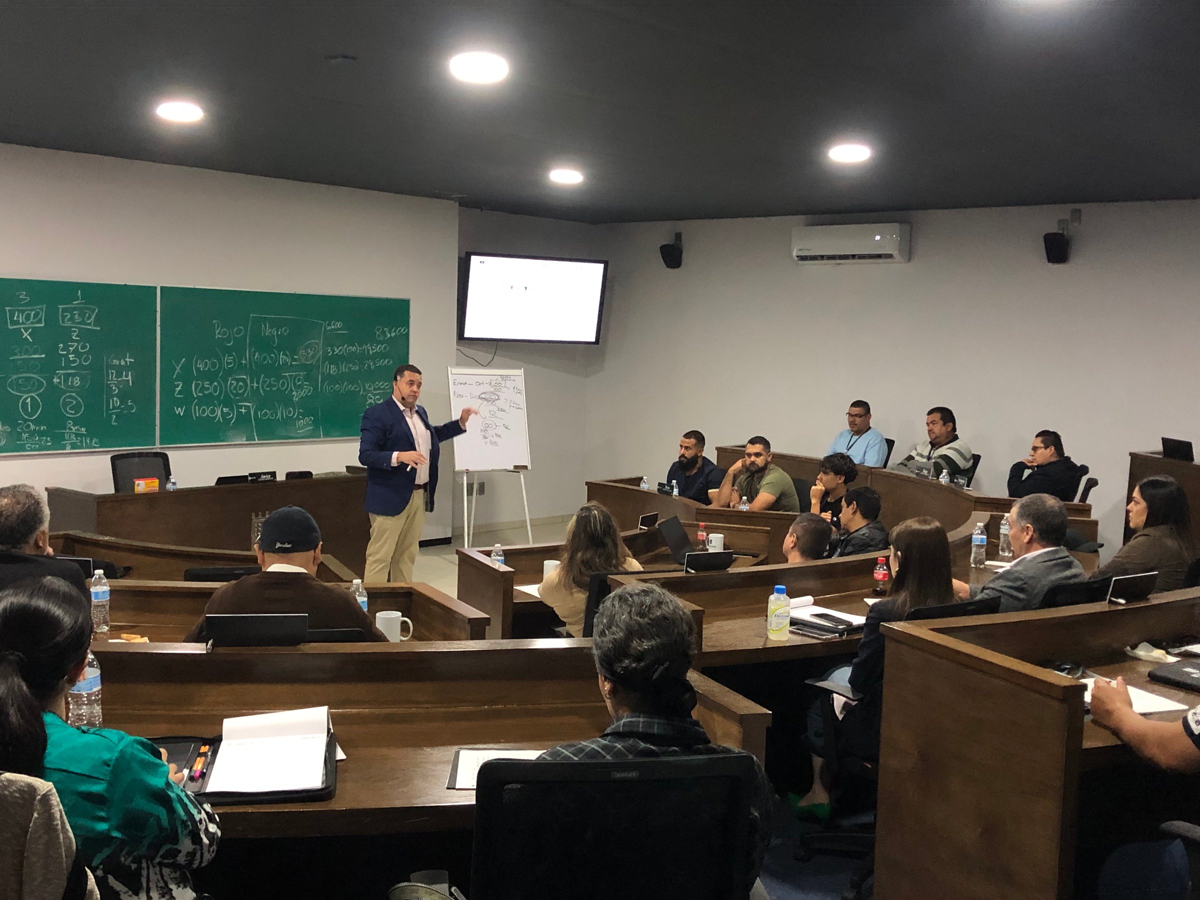 Ejecutivos IULand en sesión de liderazgo estratégico