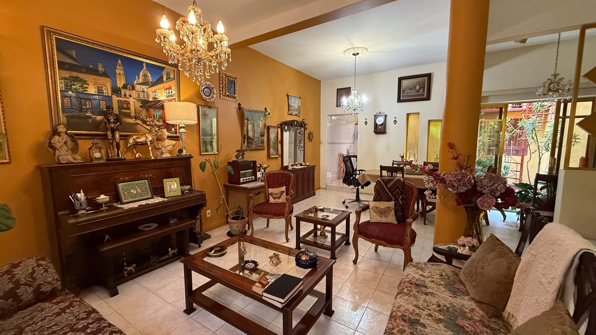 Sala y comedor de la casa en Privada Marte