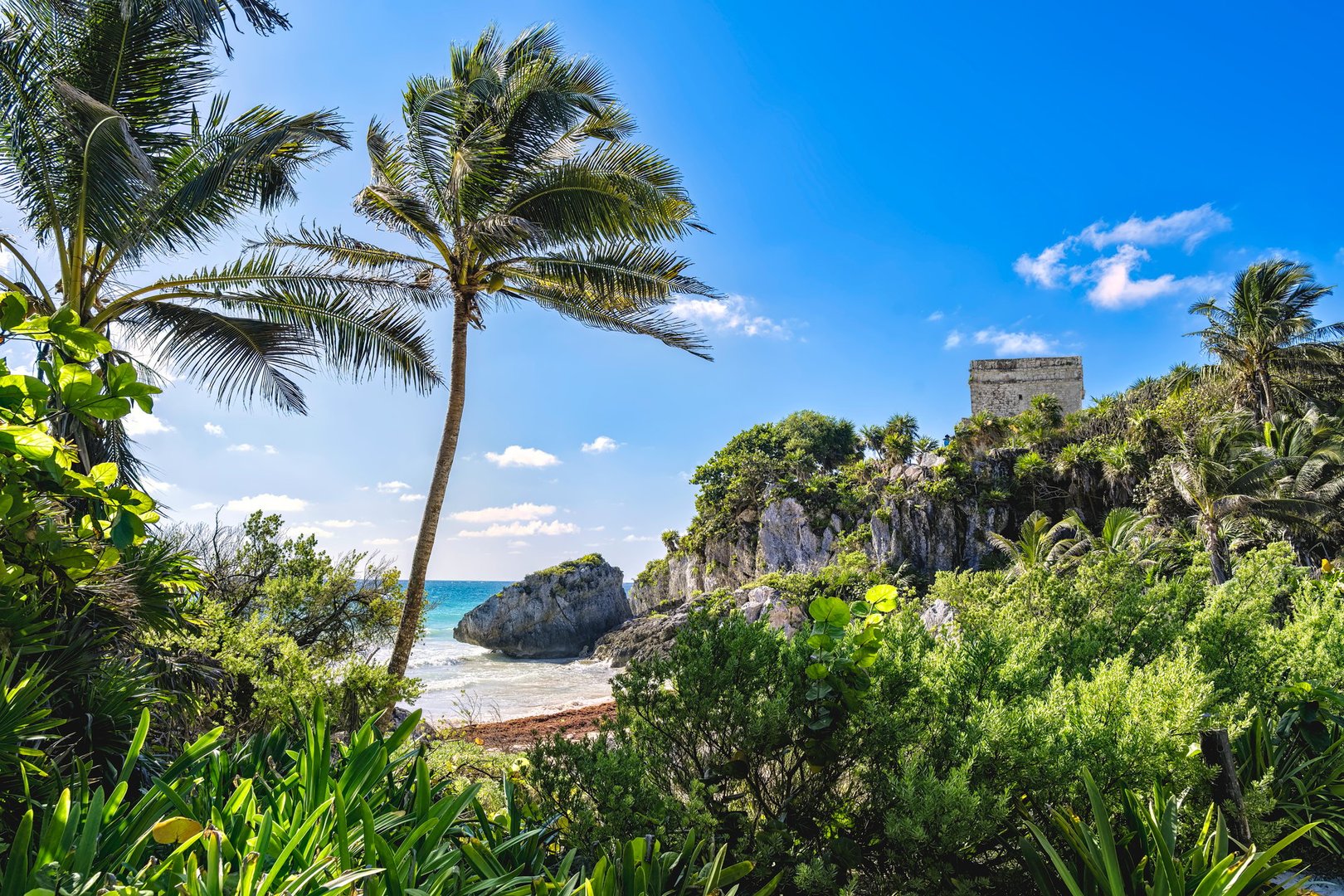 Templo del Dios del Viento en Tulum, ruinas mayas frente al Mar Caribe