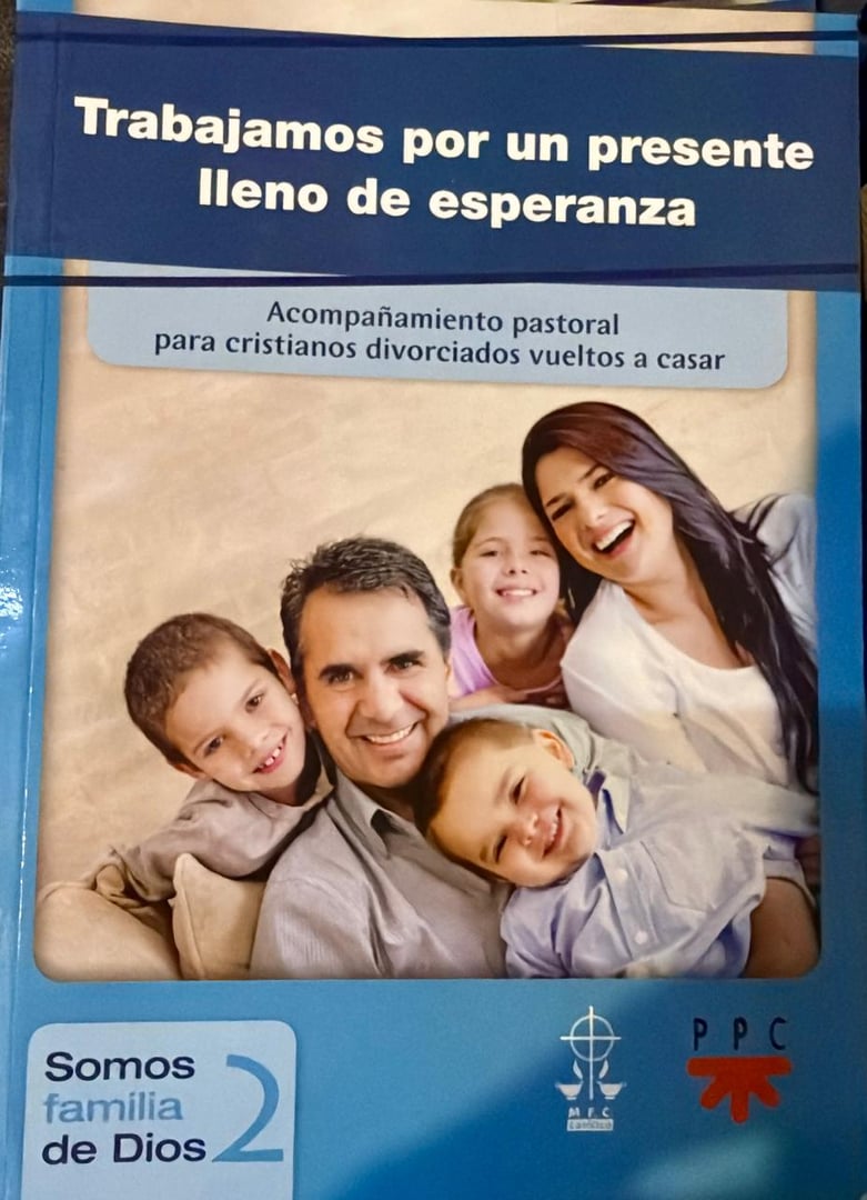 Family of five smiling on a booklet cover about pastoral support for divorced Christians remarrying, titled in Spanish.