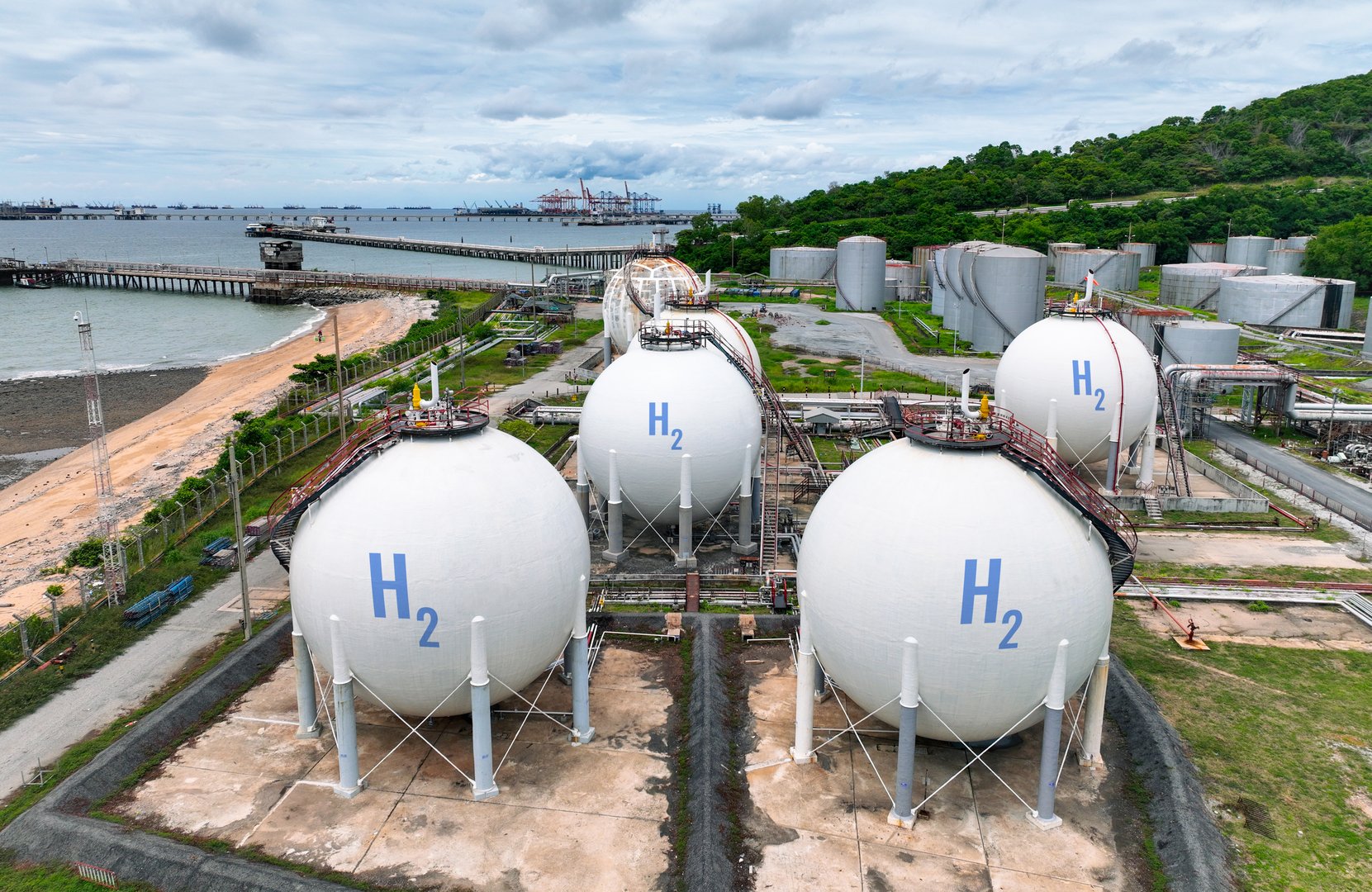 Green hydrogen storage facility with industrial H2 gas tanks in sustainable energy plant. Zero emission technology for clean energy production. Sustainable energy infrastructure and clean power.