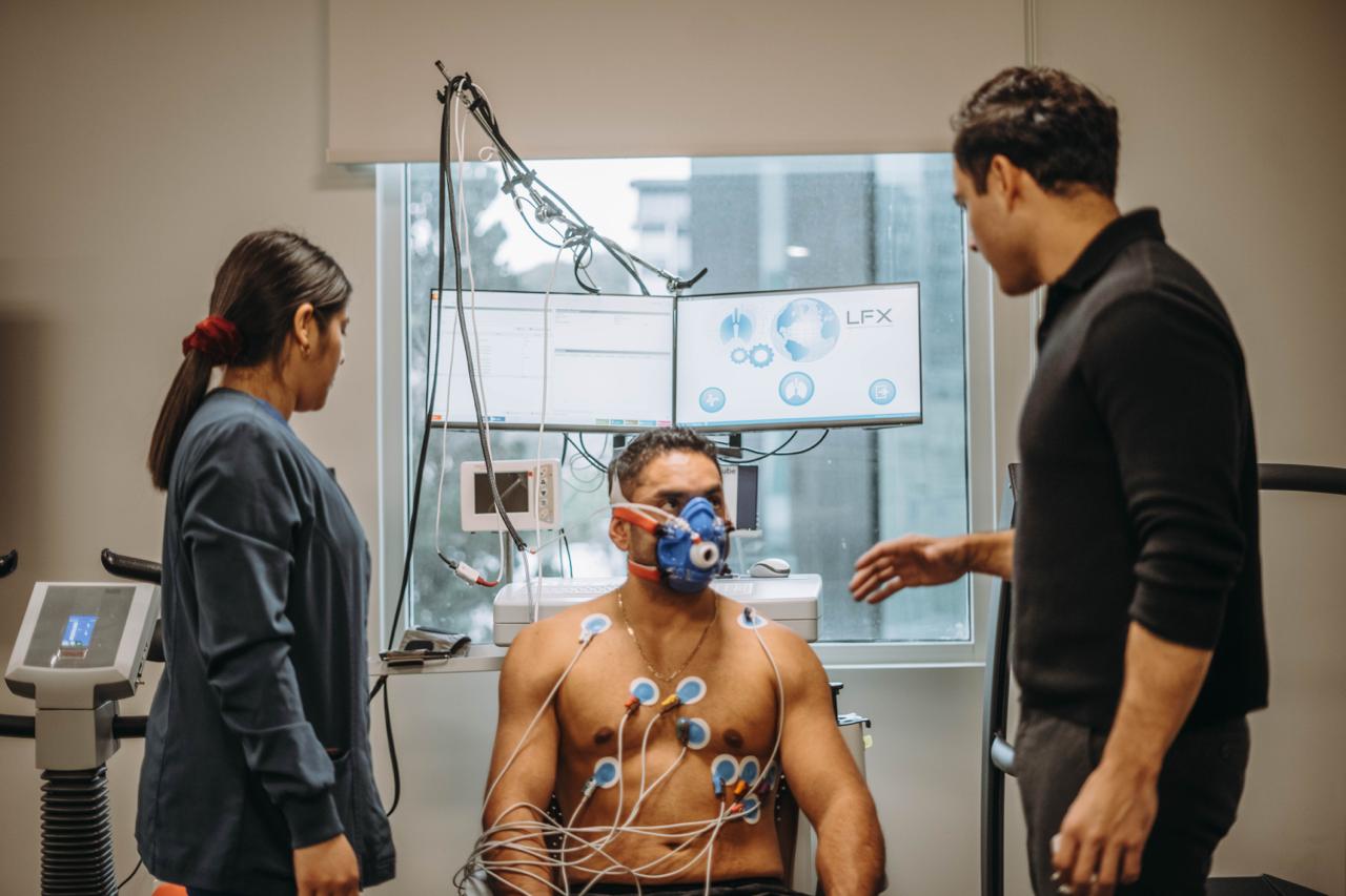 Dr. Juan Carlos Gudiño González en su consulta médica - Cardiólogo especialista en Monterrey