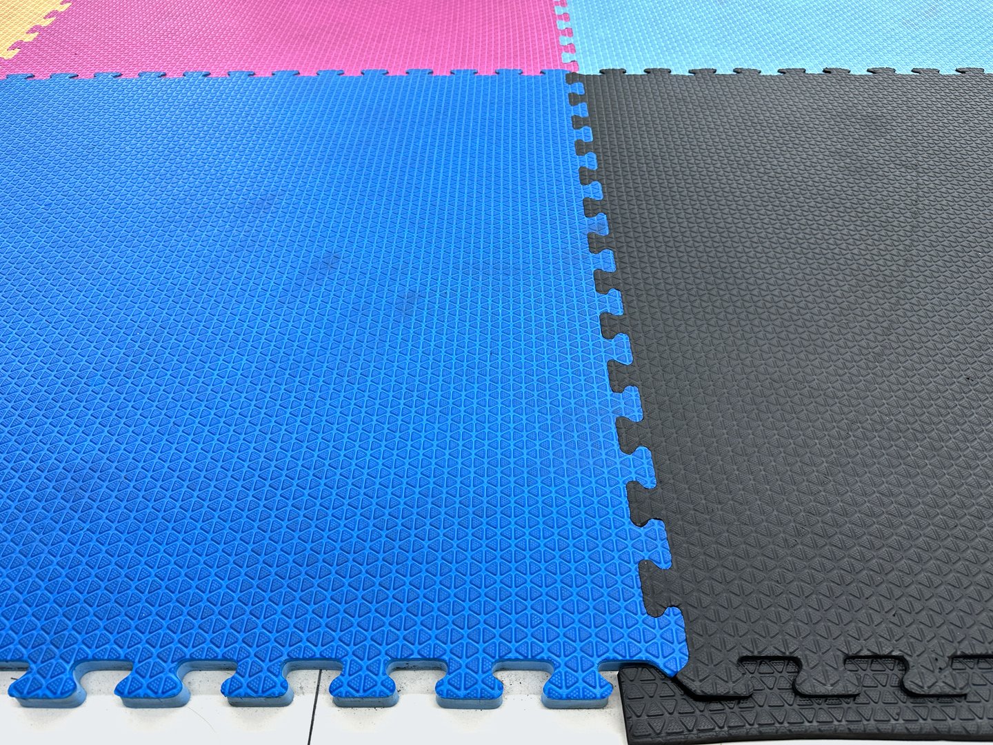 Anti-slip rubber flooring for children's rooms Run and play on a modern playground.