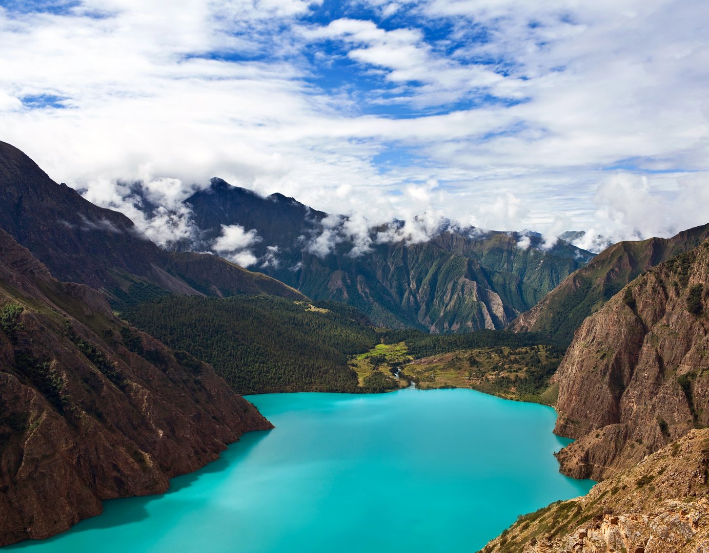 Phoksundo Lake in Dolpo, Nepal. Phoksundo Lake is an alpine fresh water oligotrophic lake in Shey Phoksundo National Park, located in the Dolpa District.