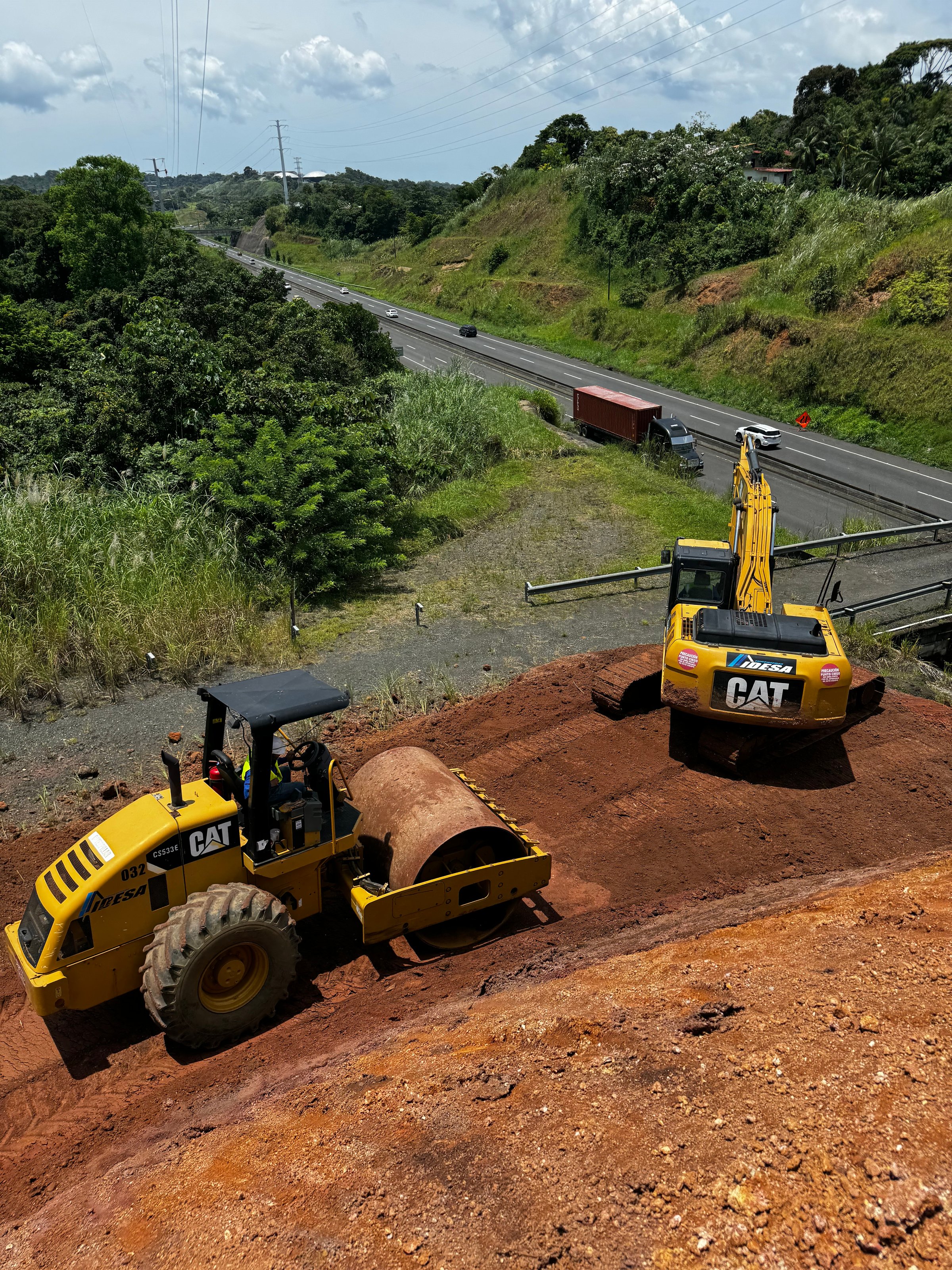 Equipo pesado IDCCSA en operación de excavación
