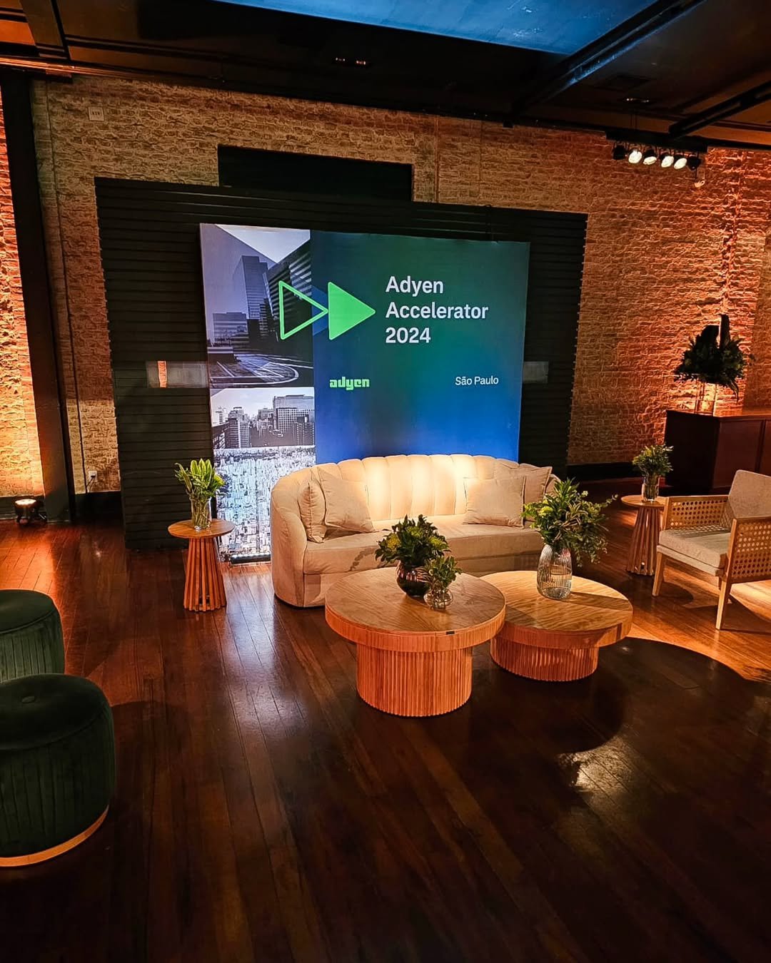 Stand corporativo completo com estrutura personalizada e iluminação profissional