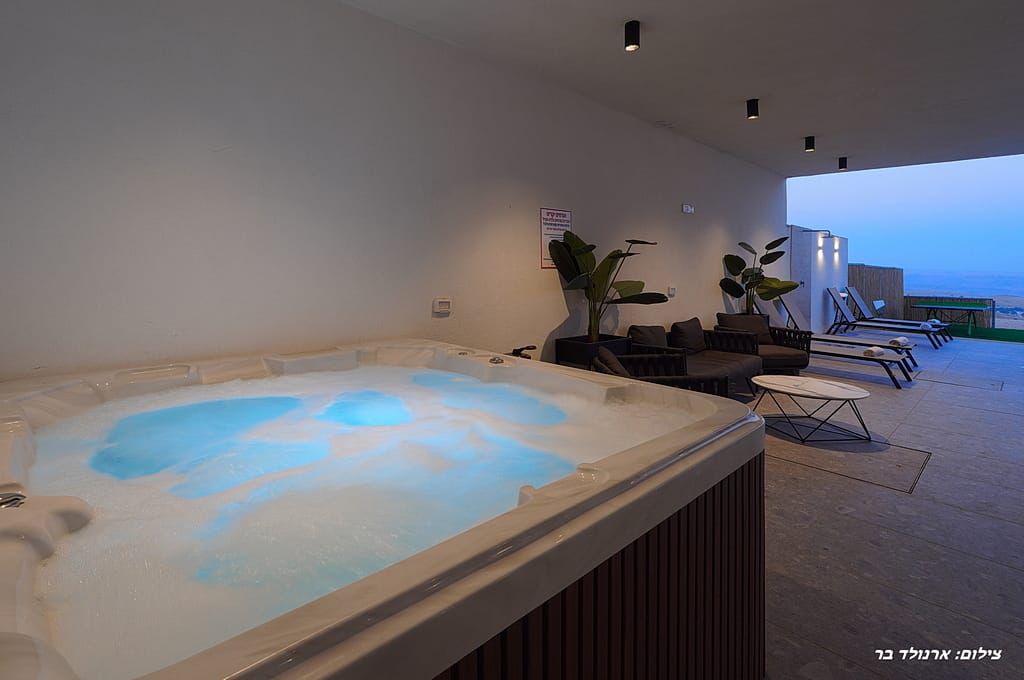 וילה סירקל - חצר עם בריכה ונוף ירוק