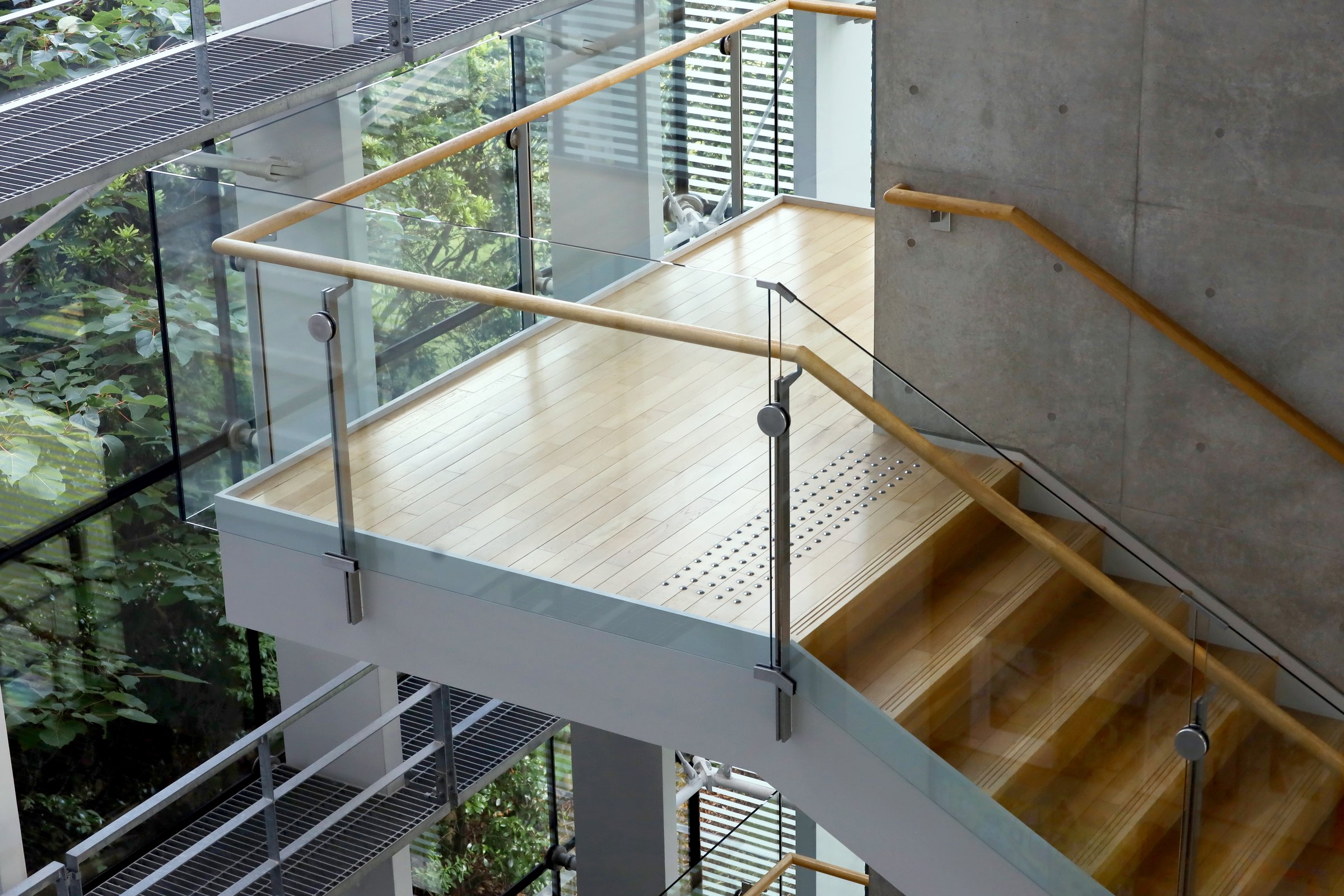 Mesanin med glassrekkverk