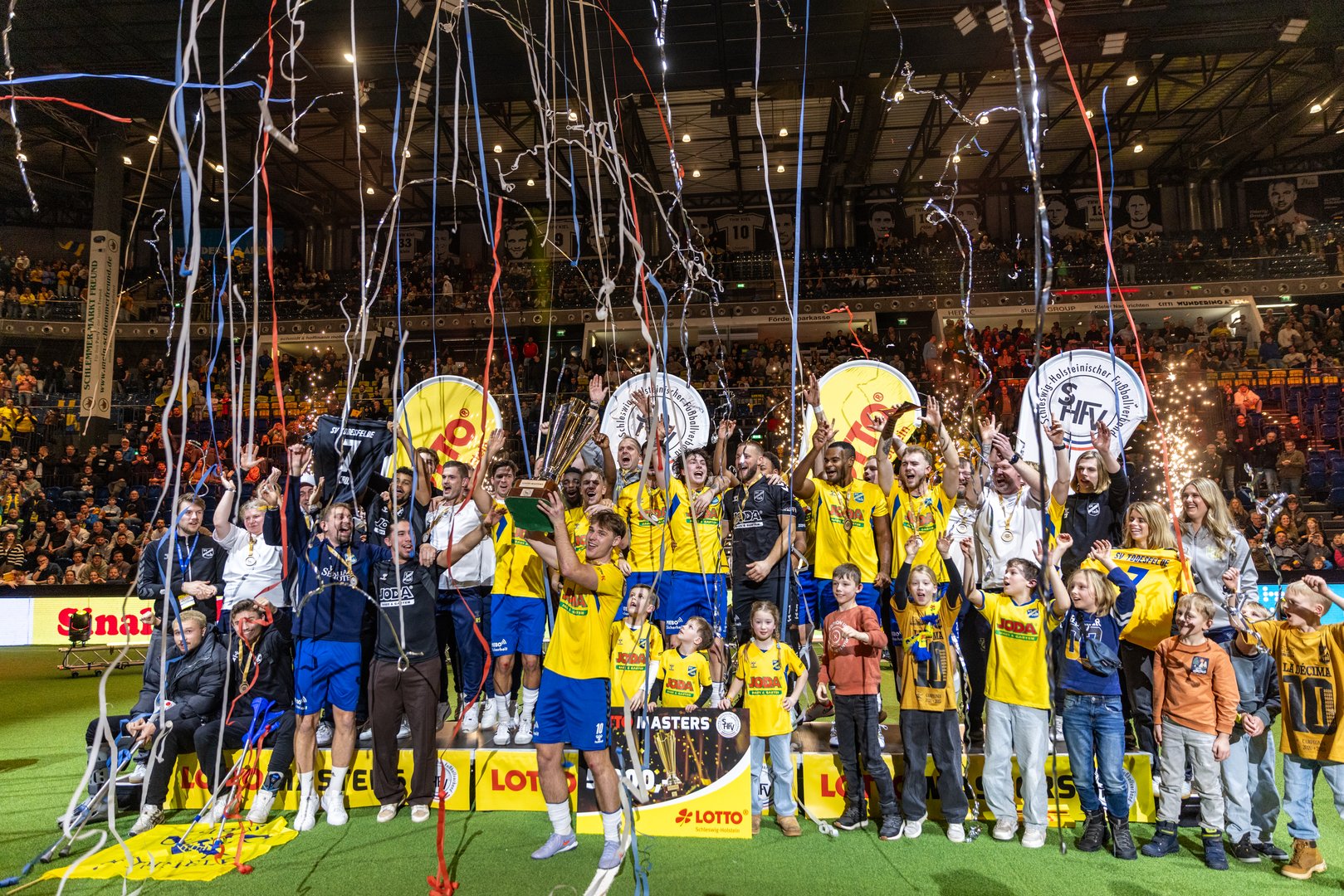 SV Todesfelde Fanblock mit blau-gelben Fahnen im JODA-Sportpark - Regionalliga Holstein Fußball