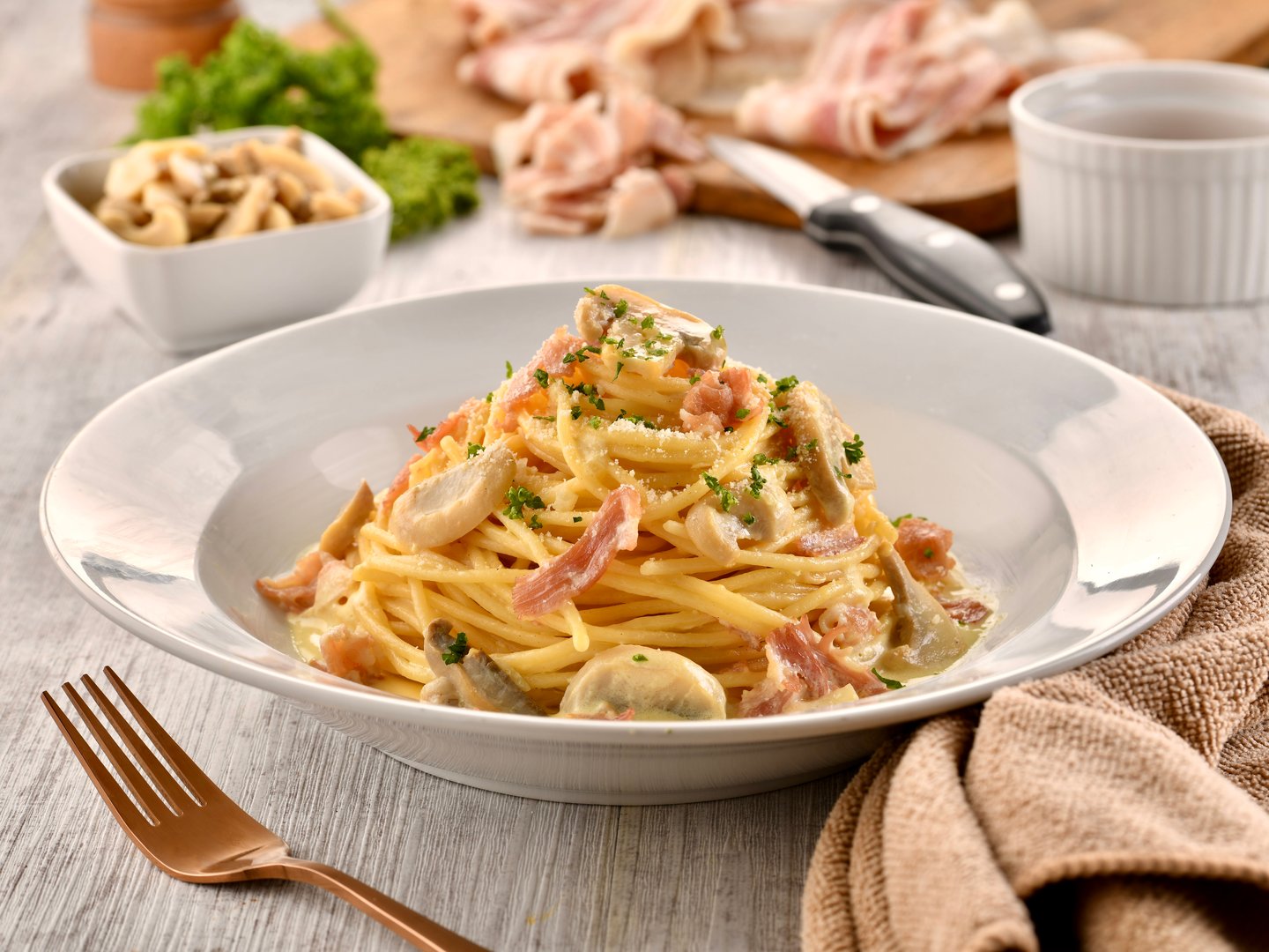 Spaghetti alla carbonara with mushroom