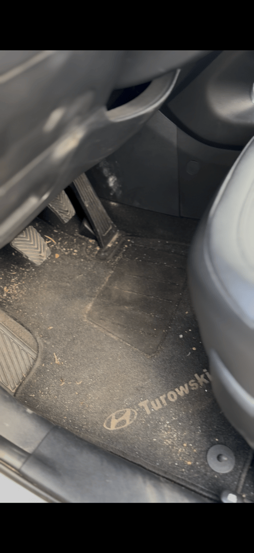 Verschmutzter Fahrzeuginnenraum