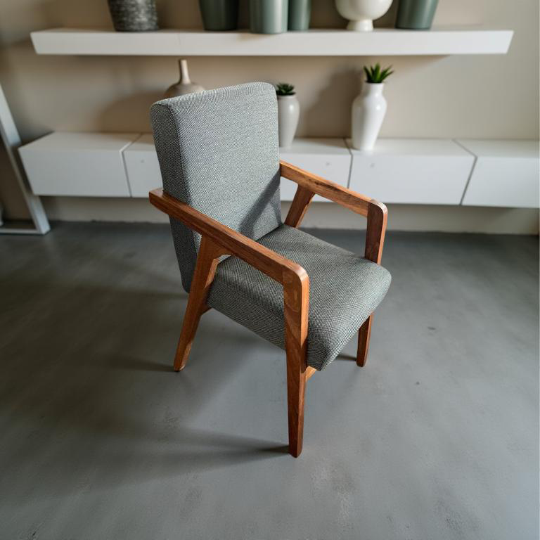 Sillón tapizado con brazo geométrico en parota, diseño mid-century con estructura angular y respaldo alto