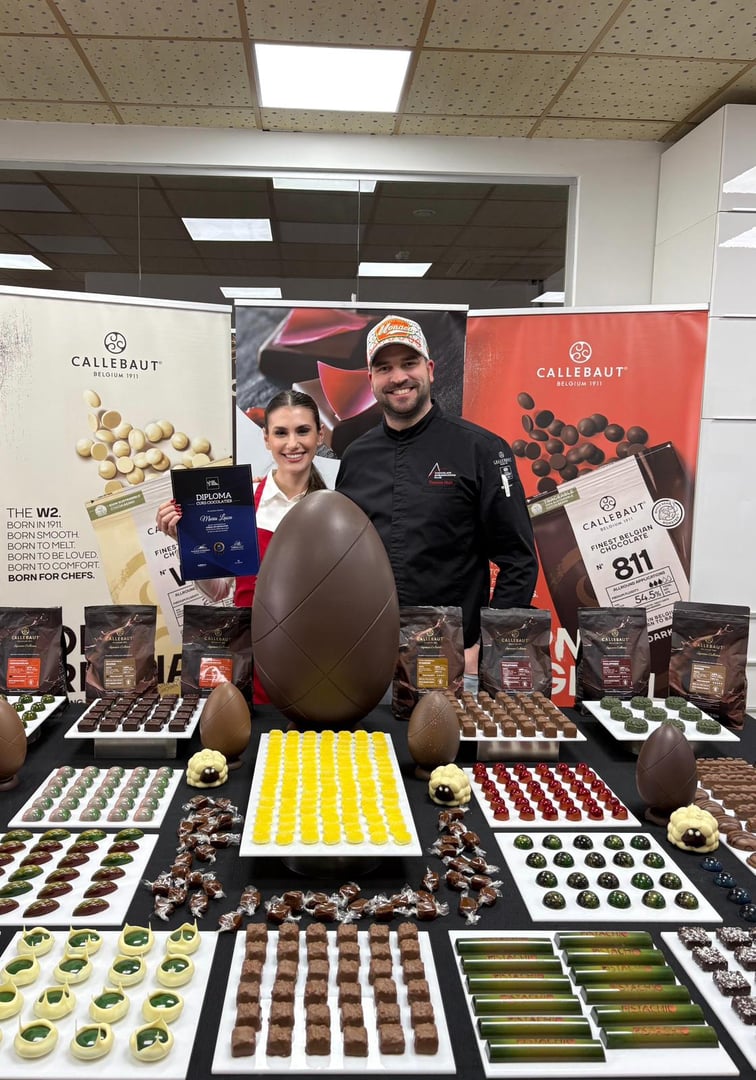 Chef profesional pregătind ciocolată artizanală