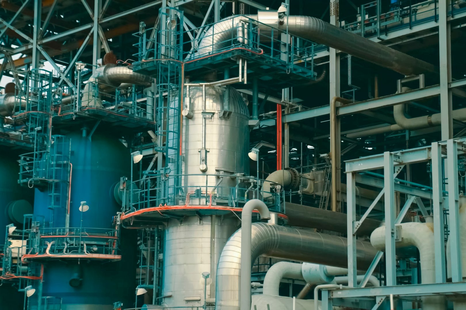 A complex system of pipes and assemblies in a plant for the production and treatment of liquefied natural gas