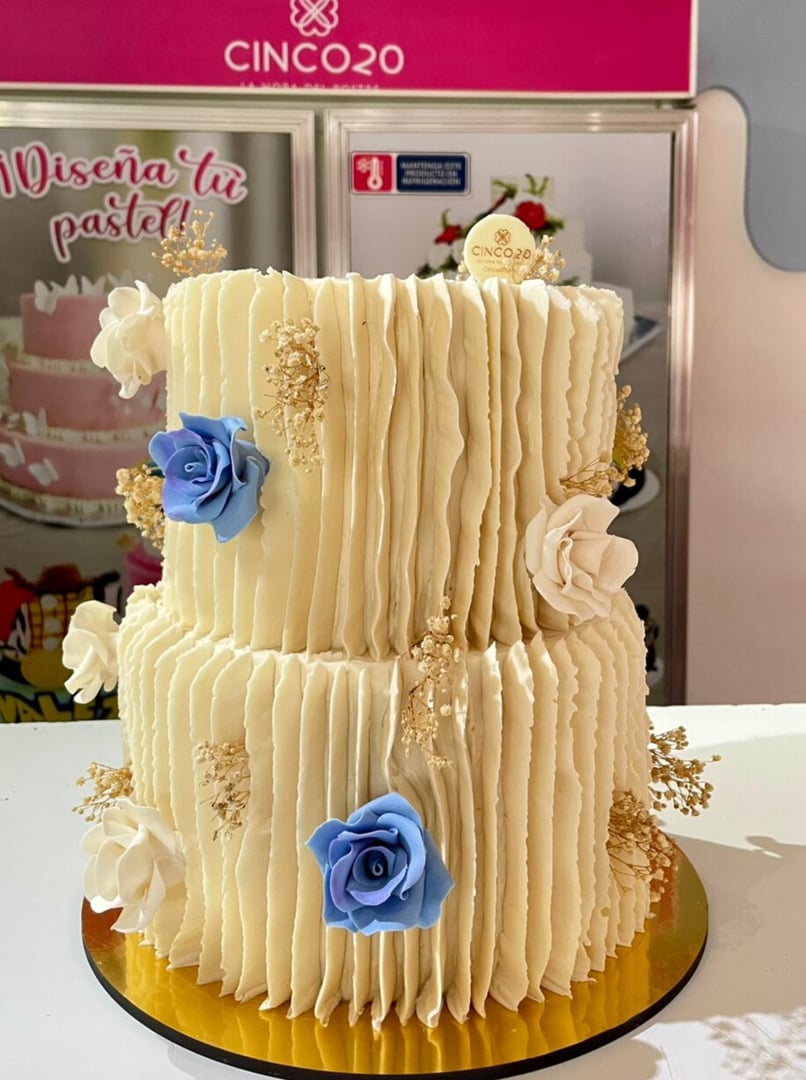 Pastel Personalizado con Detalles de Pliegues - Cinco20
