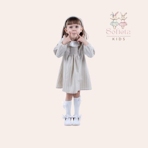 Vestido con cuello lino y guipure elegante