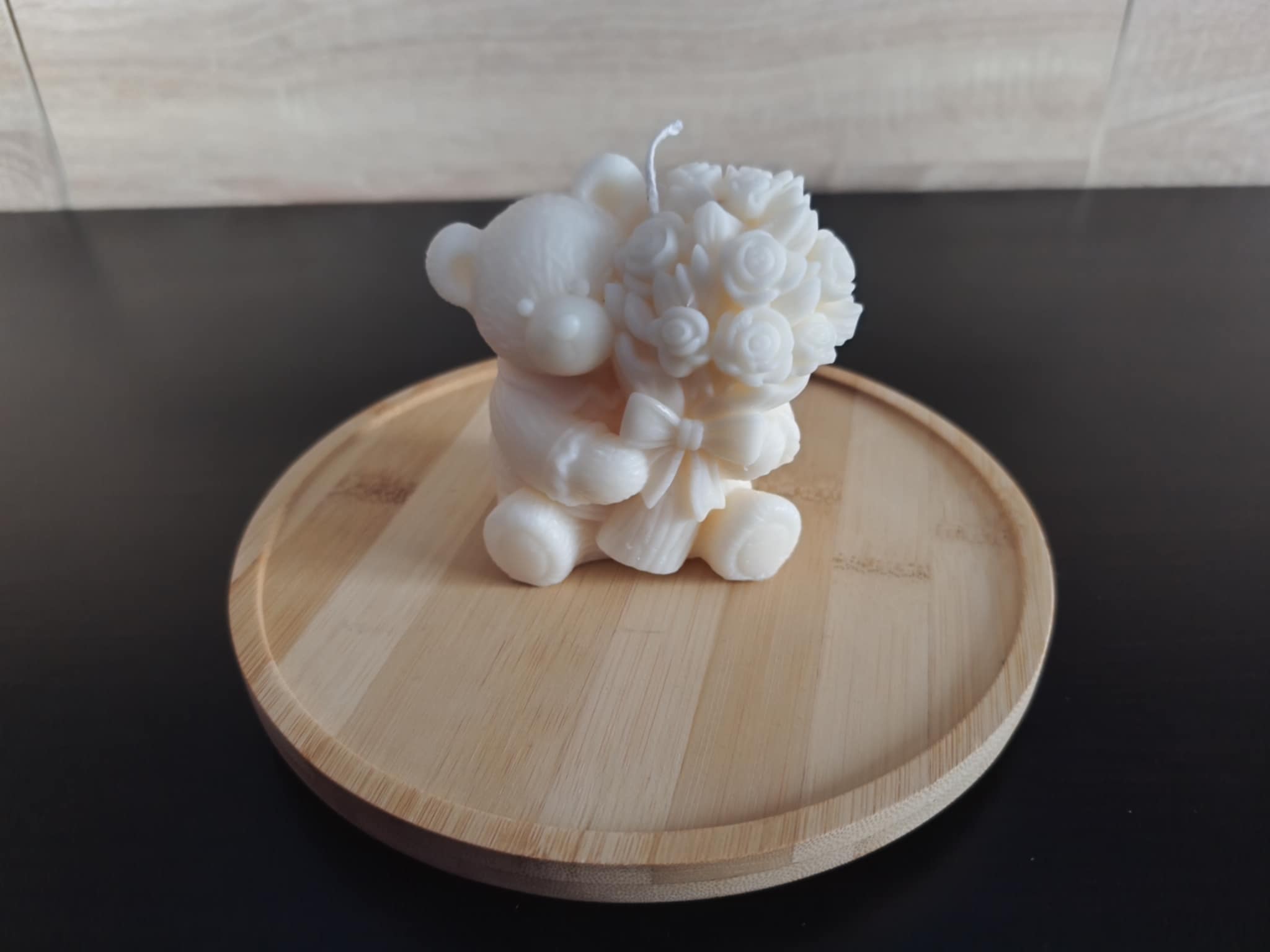 Gotowe świeca bezzapachowe Miś z bukietem róż