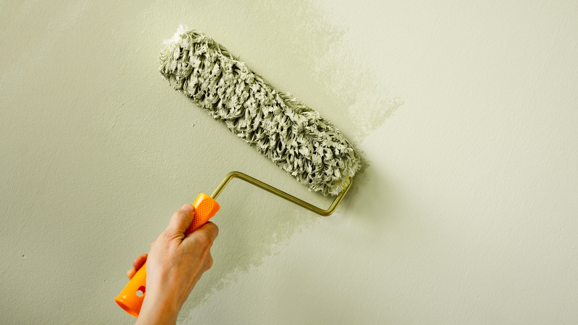 Hand painting wall in green color