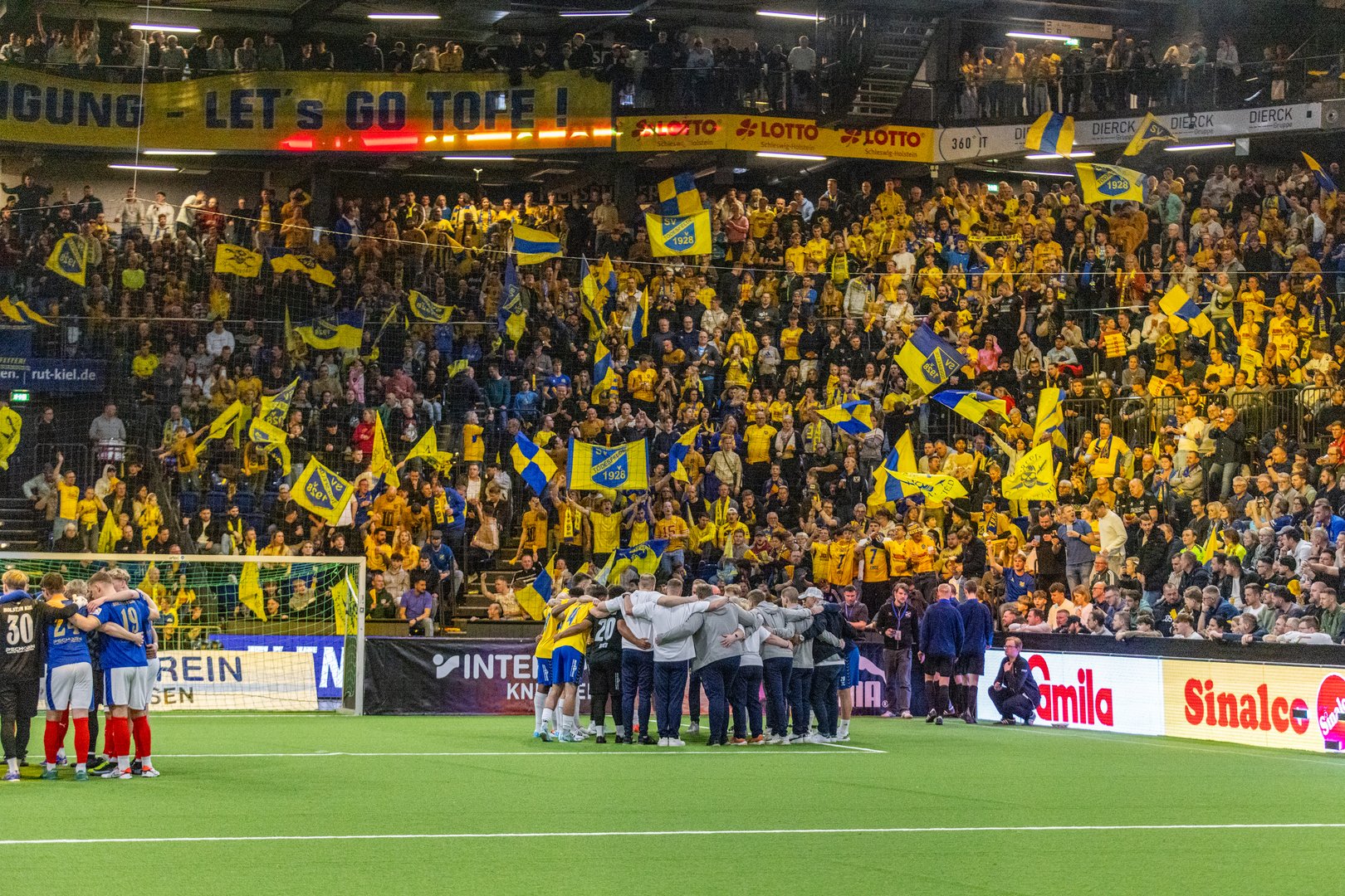 SV Todesfelde Mannschaft Jubel - Fußball Sponsoring Regionalliga Holstein Team