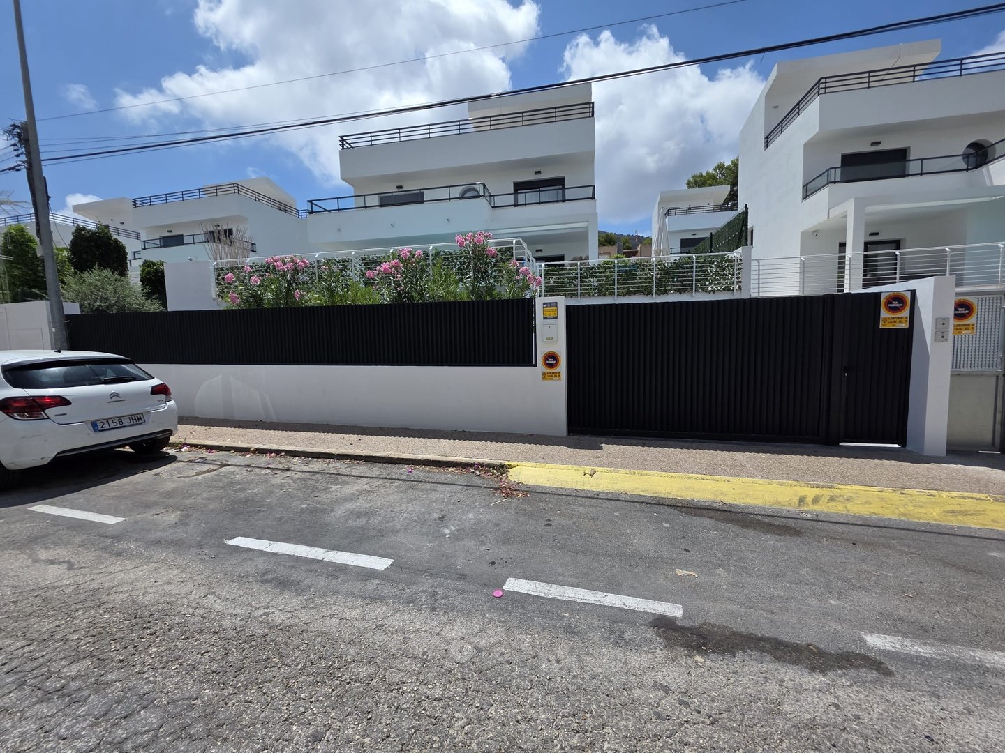 Metal matte black iron reinforced gate and fence Villamartin May 2025