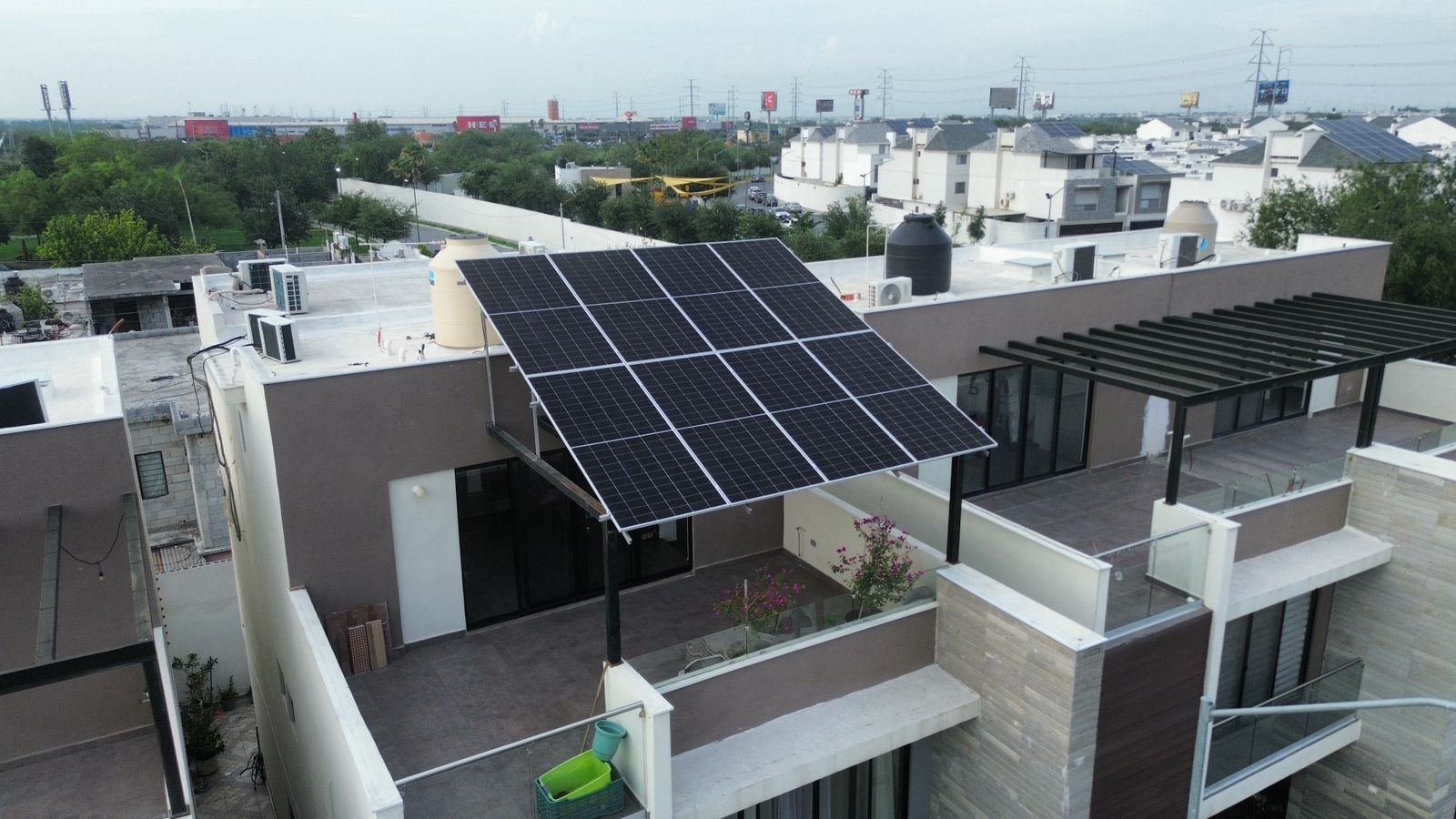 Instalación de paneles solares KYNTRA - sistema residencial con energía solar sostenible