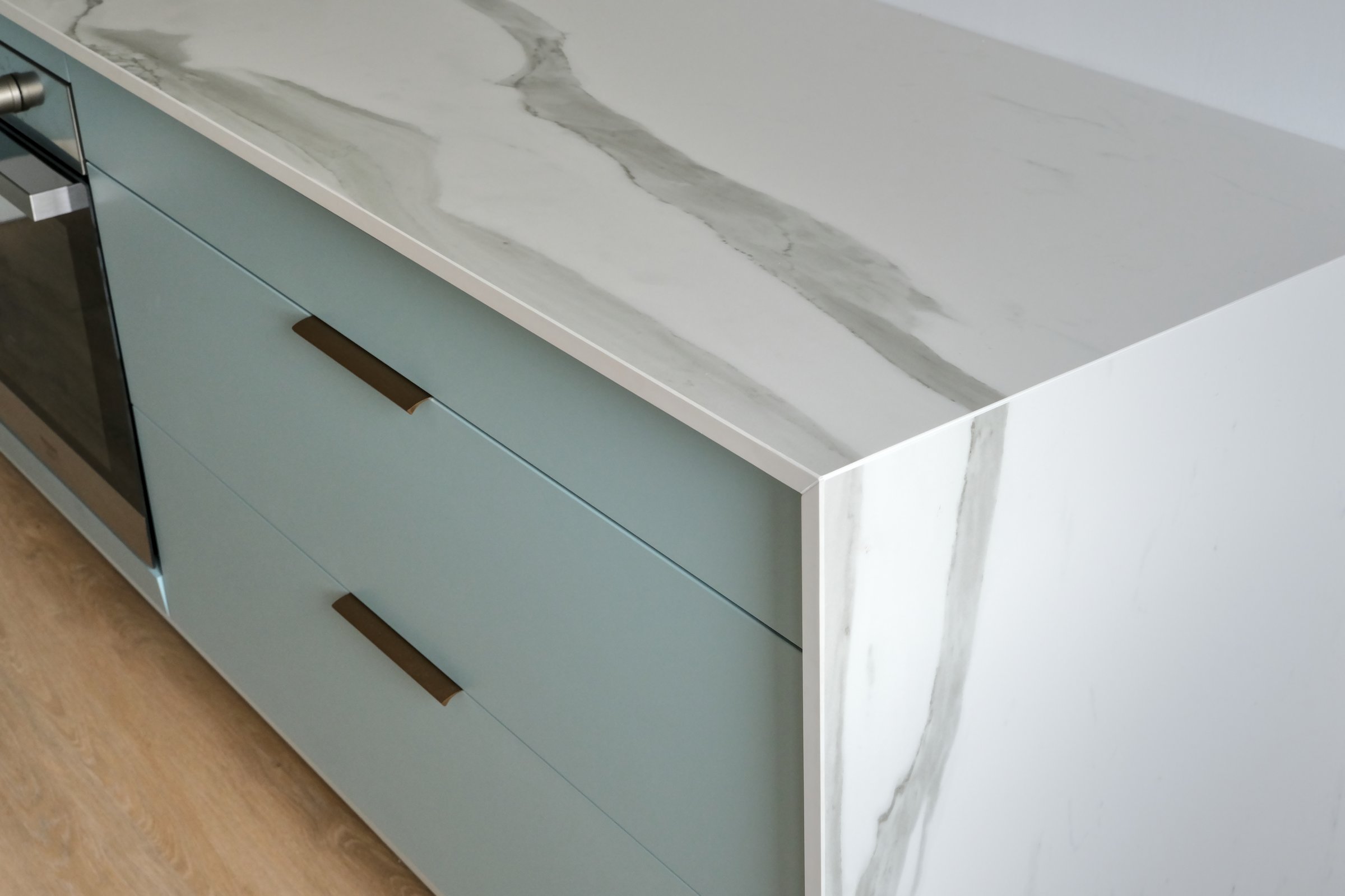 Ceramic worktop: veining and mitering between worktop and vertical wall (jamb)